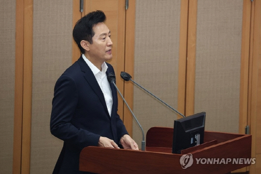 22일 시정질문에 답변하는 오세훈 시장. <연합뉴스 제공>